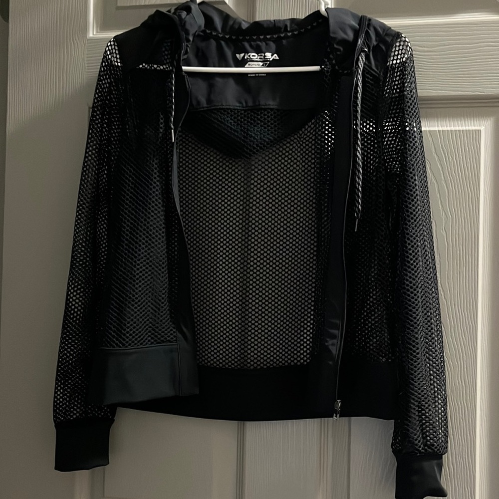 Black short workout jacket